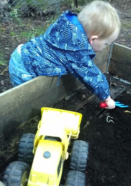 childrens-wood-playgroup-digging